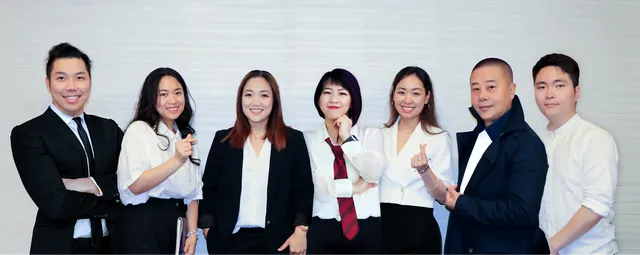 Chị Halle Dang cùng cộng sự luôn coi trọng và phối hợp với nhau hiệu quả nhất để đạt lợi ích tốt nhất cho công ty và khách hàng